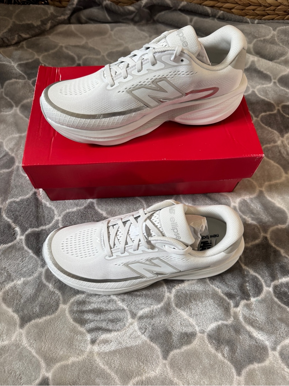 New Balance Ellipse v.1 White/Gray Athletic Shoes in M9/W10.5 Wide (2E)